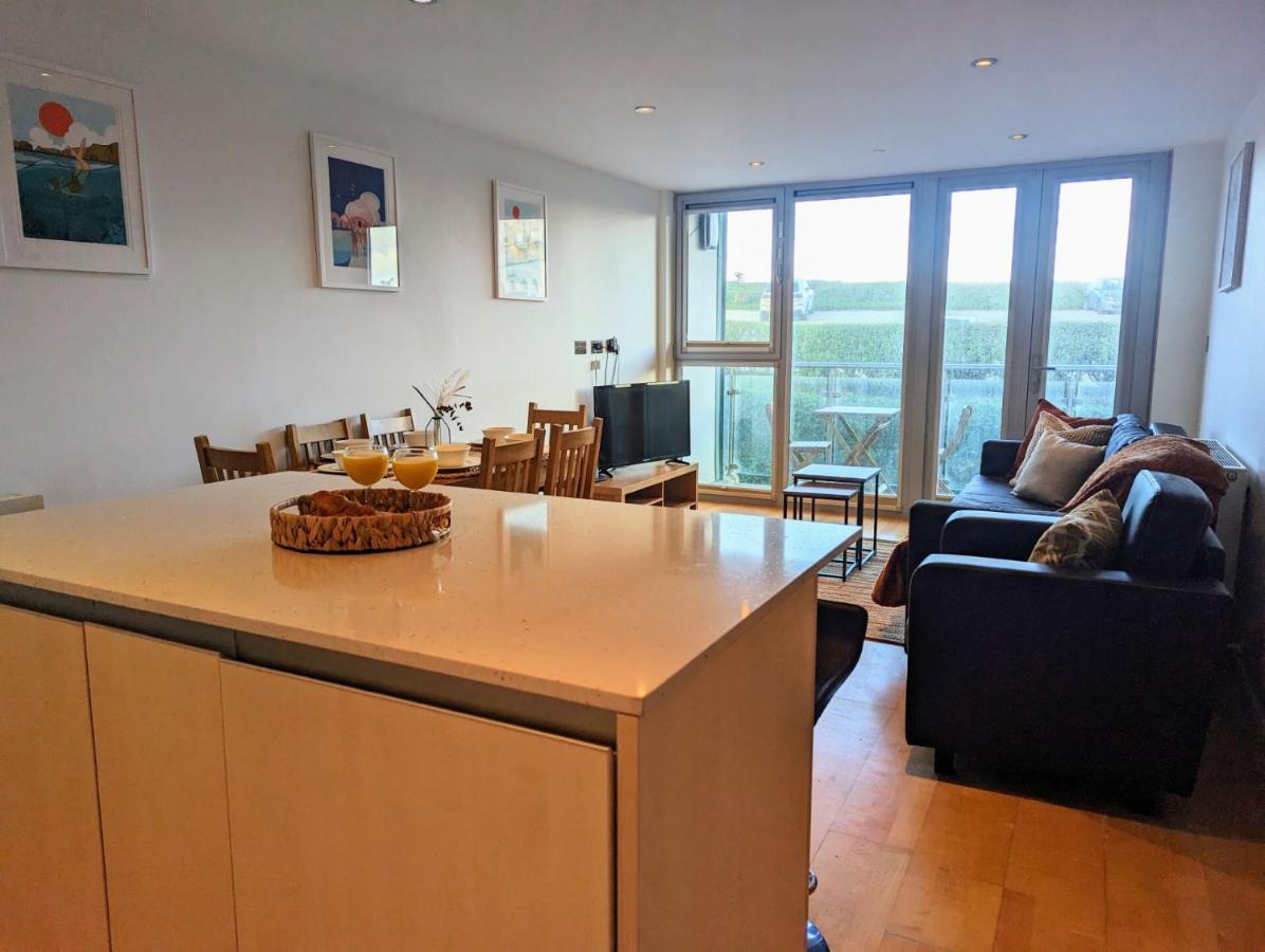 Apartment 100M From Fistral Beach- Underground Parking-Surf Shower & Locker- Sleeps 6 Newquay  Luaran gambar