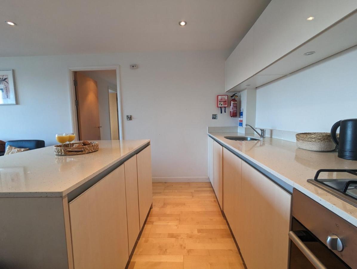 Apartment 100M From Fistral Beach- Underground Parking-Surf Shower & Locker- Sleeps 6 Newquay  Luaran gambar