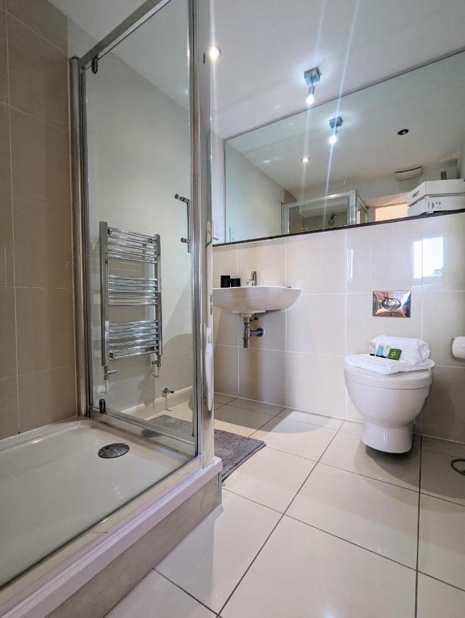 Apartment 100M From Fistral Beach- Underground Parking-Surf Shower & Locker- Sleeps 6 Newquay  Luaran gambar