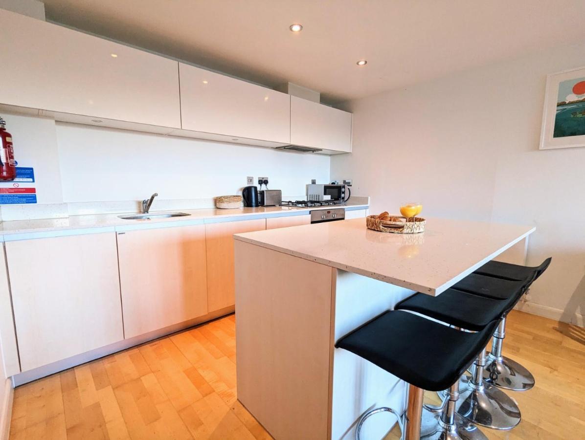 Apartment 100M From Fistral Beach- Underground Parking-Surf Shower & Locker- Sleeps 6 Newquay  Luaran gambar